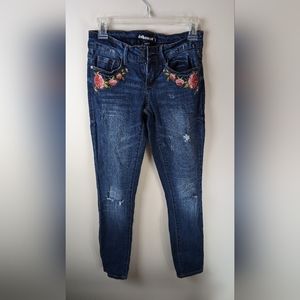 Dollhouse brand women's/juniors' embroidered jeans size 3 Alexa style